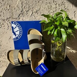 Brand new Birkenstock Arizona sandals - men’s size 11 (EU 44)-regular fit- stone